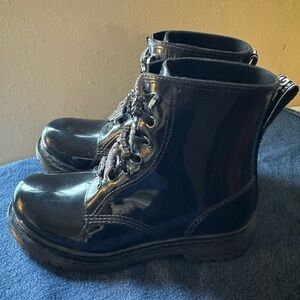 Karl Lagerfeld size 7 charm rain boot